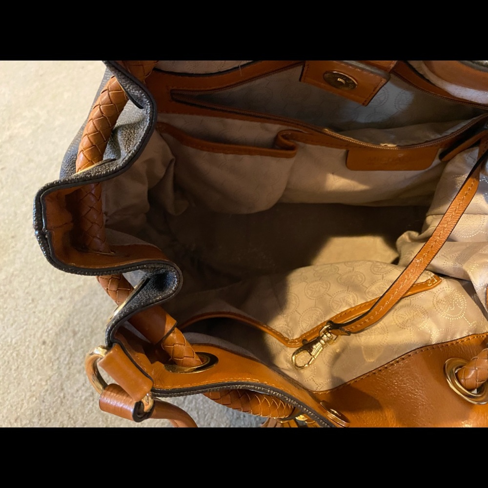 Michael Kors bag. Like new I do not smoke